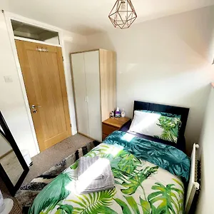 5min Drive To Luton Airport, 2 Train Stations & Motorway - Free Parking - Late Check Out 11am - Quiet & Peaceful Location With A Relaxing Garden - Only 25min Drive To North London - Free Wifi Luton (Bedfordshire)